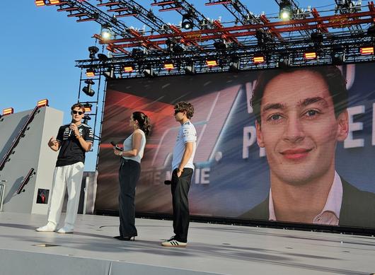 AMG가 운영하는 페트로나스 F1 팀 드라이버 조지 러셀(왼쪽 첫 번째)과 키미 안토넬리가 ‘콘셉트 AMG GT XX 월드프리미어’ 행사에서 발언하고 있다. 독일(아팔터바흐)=서재근 기자