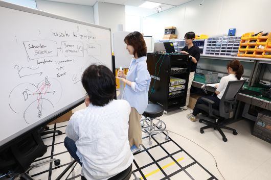 KT와 삼성리서치 공동 연구팀이 무선망 최적화 기술 개발을 논의하고 있다. [KT 제공]