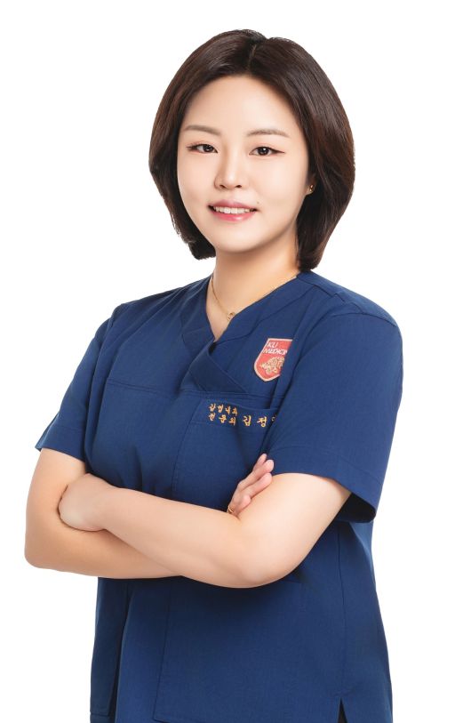 고려대학교 안암병원 감염내과 김정연 교수는 “비브리오 패혈증 증상이 심해질 경우 빠르게 쇼크로 이어질 수 있기 때문에 초기 증상이 나타났을 때 병원을 방문하는 것이 중요하다”고 조언한다.