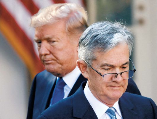 도널드 트럼프 미국 대통령(왼쪽)과 제롬 파월 미 중앙은행 연방준비제도(Fed·연준) 의장  [AFP]