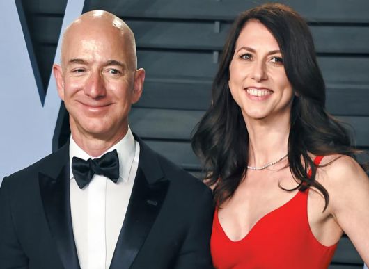 제프 베이조스 아마존 창업자와 그의 전처 매킨지 베이조스. 2019년 베이조스는 매켄지에  40조원가량의 아마존 지분을 주고 이혼하기로 합의했다. 두 사람은 1993년 결혼했고 4명의 자녀가 있다. 제프는 1994년 아마존을 창립했고, 초기엔 매켄지가 회계와 재고 관리를 맡았다. 이들은 2019년 1월 이혼을 발표했으며 이어 베이조스와 전직 TV 앵커인 로런 산체스의 불륜설이 터졌다.