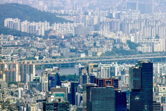 경기도 성남시 청계산 매바위에서 바라본 서울 서초구·강남구(아래)와 한강 이북 아파트 단지.[연합]