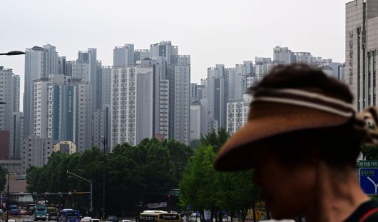 서울 마포래미안푸르지오 앞을 주민들이 지나고 있는 모습.  이상섭 기자