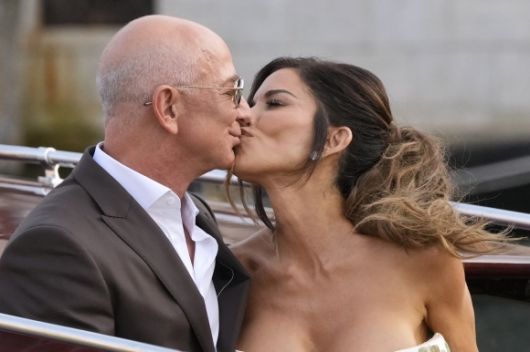 이탈리아 베네치아에서 제프 베이조스와 로런 산체스가 26일(현지시간) 결혼식 전 피로연에서 키스를 하고 있다. [AP]