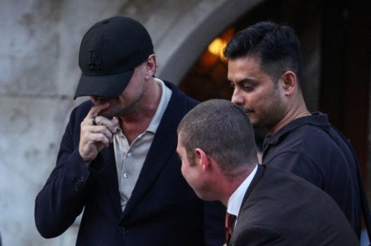 할리우드 배우 리어나도 디캐프리오(왼쪽)가 26일(현지시간) 이탈리아 베네치아에서 열리는 아마존 창업자 제프 베이조스와 로렌 산체스의 결혼식 전야 리셉션에 참석하면서 보트에 오르고 있다. [로이터]