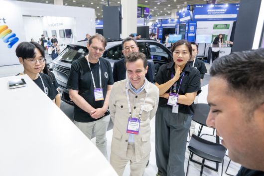스테판 드블레즈(사진 가운데) 르노코리아 사장과 임직원들이 넥스트라이즈에 마련된 르노 부스를 둘러보고 있다. [르노코리아 제공]