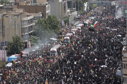 28일(현지시간) 이란 테헤란에서 열린 군 지휘관과 핵 과학자들 등 희생자 장례식의 모습. [로이터]