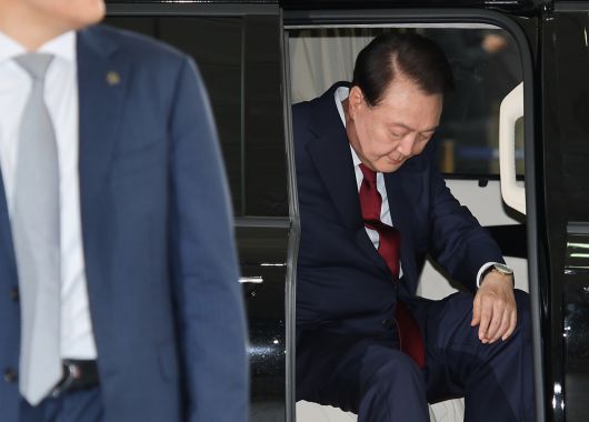 윤석열 전 대통령이 28일 피의자 신분으로 내란특검 조사를 받기 위해 서울 서초구 서울고검 청사로 출석하고 있다. 2025.6.28 [공동취재] [연합]