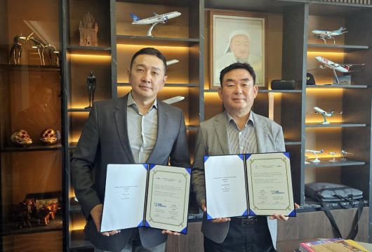 27일 울란바토르에서 원몽골리아 암밧  대표, 강원랜드 최철규(오른쪽) 대표이사 직무대행 간 업무협약