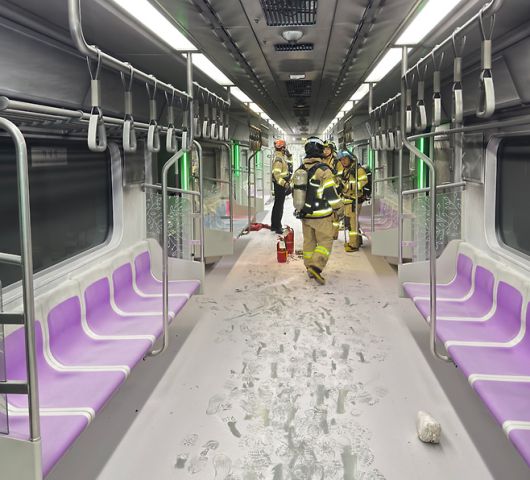 지난 5월 31일 서울지하철 5호선 열차 안에서 일어난 방화가 진압된 후 모습. [영등포소방서 제공]