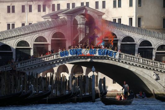 최소 500명의 시위대가 베이조스의 결혼식을 규탄하는 시위를 벌였다. 시위대는 ‘베이조스는 떠나라’고 구호를 외치며 행진했고, 리알토 다리 위에 ‘베이조스를 위한 공간은 없다’고 적힌 현수막을 내걸고 조명탄을 쏘아 올리며 항의했다. [로이터]