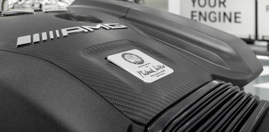 메르세데스-AMG 아팔터바흐 공장에서 만들어진 엔진에 조립을 맡은 엔지니어 서명이 적힌 배지가 부착된 모습. [메르세데스-AMG 제공]
