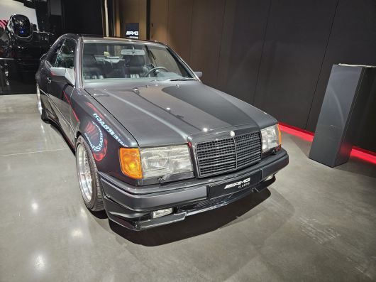 1987년 메르세데스-AMG가 독자적으로 개발한 4 밸브 기술 기반 실린더 헤드를 적용해 제작한 E-클래스 기반 중형급 쿠페 ‘W124’. 독일 아팔터바흐=서재근 기자