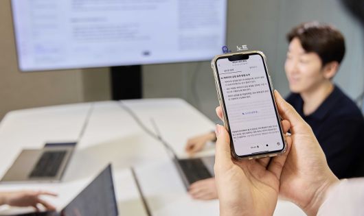 SK텔레콤 관계자가 ‘에이닷(A.)’ 신규 서비스의 베타 버전을 이용하고 있다. [SK텔레콤 제공]