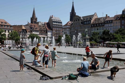 지난 19일(현지시간) 프랑스 동부 스트라스부르에서 주민들이 클레베르 분수대에서 더위를 식히고 있다. [AFP]