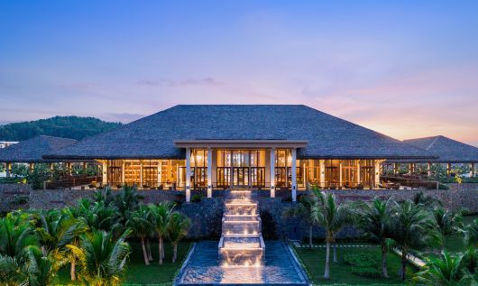 뉴월드 푸꾸옥 본부 로비. 뉴월드 푸꾸옥 경계선 서쪽으로 APEC 애비뉴가 조성된다.