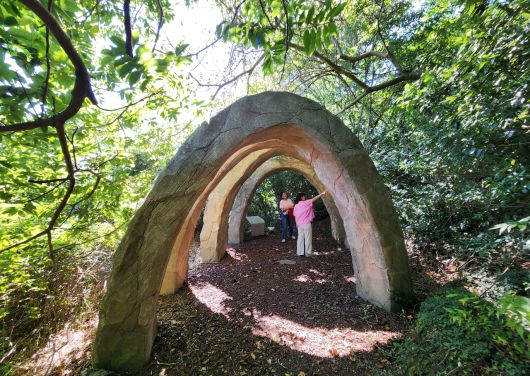 제주신화월드와 같은 경내에 있는 제주도 공공 관광명소 신화역사공원