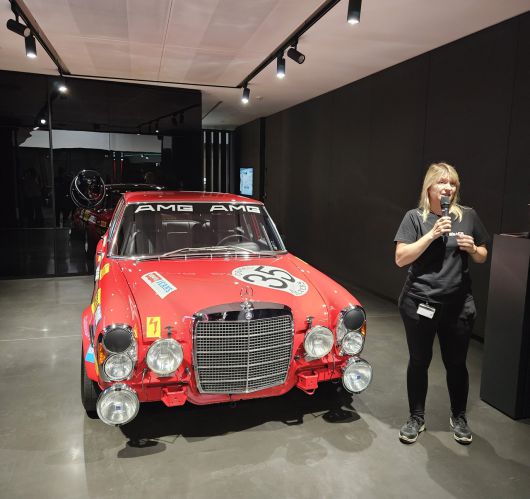 다니엘라 메르세데스-AMG 매니저가 아팔터바흐 공장 내 딜리버리 홀‘에서 ‘AMG 300 SEL 6.8 투어러’ 모델에 관해 설명하고 있다. 독일 아팔터바흐= 서재근 기자