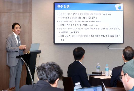 김성균 대한치과보철학회 차기회장이 1일 서울 중구 한국프레스센터에서 기자간담회에서 발표를 하고 있다. [헤일리온 제공]