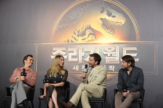 1일 서울 종로구 포시즌스호텔에서 열린 영화 ‘쥬라기 월드: 새로운 시작’ 내한 기자간담회에서 감독과 배우들이 질문에 답하고 있다. 왼쪽부터 루퍼트 프렌드, 스칼릿 조핸슨, 조너선 베일리, 개러스 에드워즈 감독. [연합]