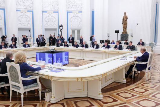 블라디미르 푸틴 러시아 대통령이 지난달 30일(현지시간) 모스크바 크렘린궁에서 회의를 주관하고 있다. [타스]