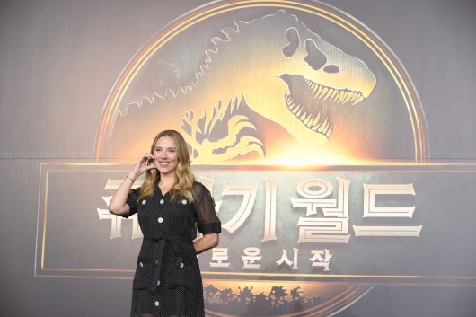 할리우드 배우 스칼릿 조핸슨이 1일 서울 종로구 포시즌스호텔에서 열린 영화 ‘쥬라기 월드: 새로운 시작’ 내한 기자간담회에서 포즈를 취하고 있다. [연합]