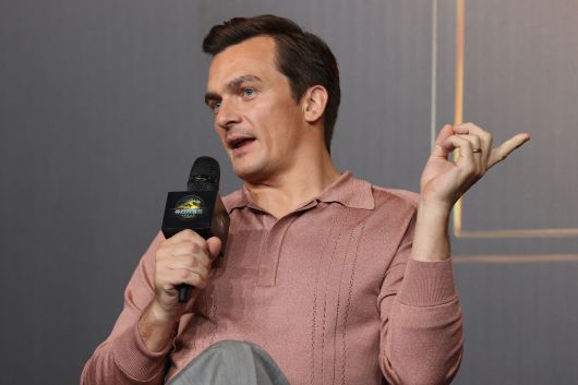 할리우드 배우 루퍼트 프렌드가 1일 서울 종로구 포시즌스호텔에서 열린 영화 ‘쥬라기 월드: 새로운 시작’ 내한 기자간담회에서 인사말을 하고 있다. [연합]