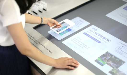 현대차 기아 관계자가 실제 현장에 위치한 기기를 활용해 자신의 취향정보를 입력하고 이에 걸맞는 UX체험을 테스트 중이다. [현대차기아 제공]