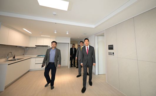 오세훈 서울시장이 지난 3월 서울 광진구 롯데캐슬 이스트폴에서 열린 ‘미리내집 현장방문 및 신혼부부 간담회’에 참석해 공가주택을 둘러보고 있다. [연합]