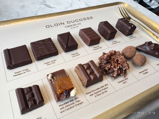 일본 제품으로 미리 맛본 ‘알랭 뒤카스 쇼콜라 파리’. 육성연 기자