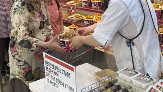 1일 오전 10시께 서울 중구 롯데마트 제타플랙스 서울역점에서 ‘통큰치킨’이 판매 중이다. 박연수 기자