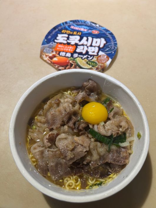 실제 고객이 올려준 라면에 대한 후기. 날계란과 구운 고기 등 다양한 고명을 얹어서 라면을 즐기는 레시피가 주로 SNS 등에서 눈길을 끌고 있다. [독자제공]