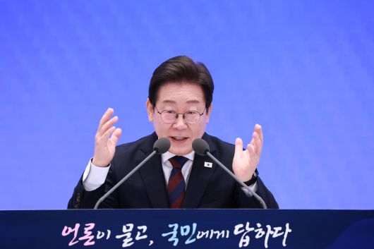 이재명 대통령이 3일 청와대 영빈관에서 열린 ‘대통령의 30일, 언론이 묻고 국민에게 답하다’ 기자회견에서 발언하고 있다.[연합]