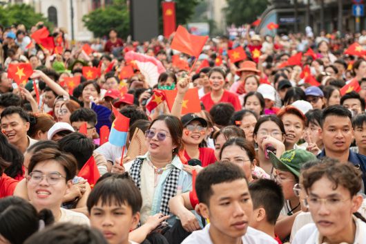 지난 4월 30일(현지시간) 베트남 호치민에서 열린 남부 해방 및 베트남 통일 50주년 기념 퍼레이드에 참가한 시민 행렬(사진은 기사와 직접적 관련 없음). [게티이미지]