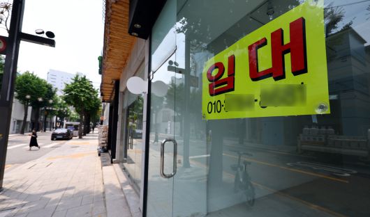 서울 강남구 신사동 가로수길 상가가 비어 있는 모습. [뉴시스]