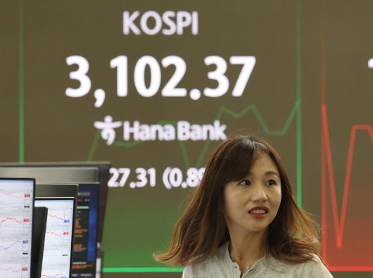 코스피가 상승 출발한 3일 서울 중구 하나은행 딜링룸에서 딜러가 대화하고 있다. [연합]
