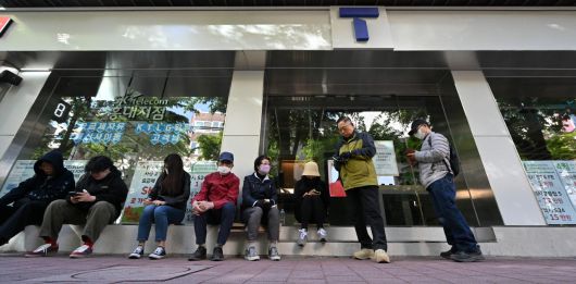 지난 4월 28일 서울 마포구 SK텔레콤 홍대역점에서 시민들이 유심칩을 교체 받기 위해 대기하고 있는 모습 [임세준 기자]