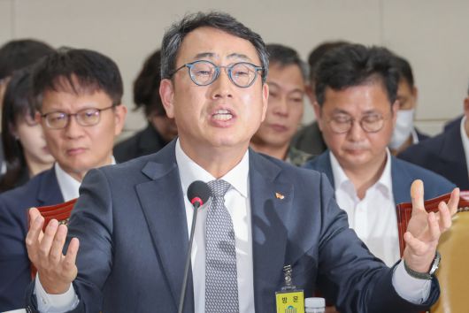 유영상 SK텔레콤 대표이사가 지난 4월 30일 국회 과학기술정보방송통신위원회의에서 열린 방송통신 분야 청문회에서 유심 해킹 사태와 관련한 질의에 답하고 있다. [연합]