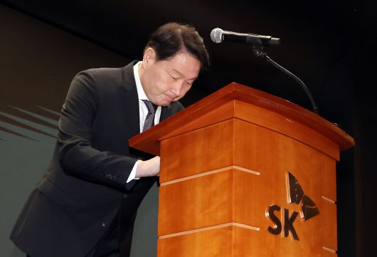 최태원 SK그룹 회장이 지난 5월 7일 서울 중구 SK텔레콤 T타워에서 열린 유심 정보 유출 관련 일일 브리핑에 참석, 정보 유출과 관련해 고개 숙여 대국민 사과를 하고 있다. [연합]