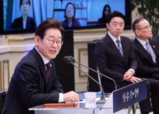 이재명 대통령이 3일 청와대 영빈관에서 열린 ‘대통령의 30일, 언론이 묻고 국민에게 답하다’ 기자회견에서 취재진 질문에 답하고 있다. [대통령실통신사진기자단]