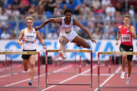 지난달 24일 체코 오스트라바에서 열린 골든 스파이크 대회 400m 허들 경기에서 미국 육상 선수 크리스 로빈슨이 장애물을 넘고 있다. [AP·연합뉴스]