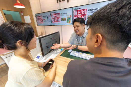 KT매장에서 상담직원이 고객에게 안심플러스 서비스를 설명하고 있다.  [KT 제공]