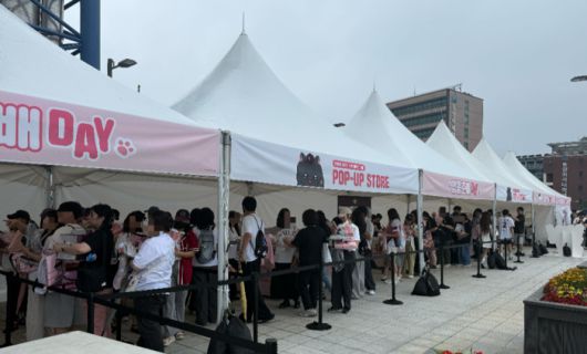 네이버웹툰 ‘춘배’ 등 캐릭터 상품을 구매하기 위해 줄을 서 차례를 기다리는 모습. [사진 네이버웹툰]