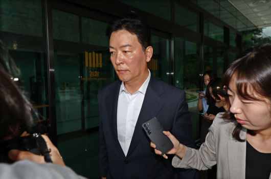 김성훈 전 대통령경호처 차장이 3일 내란특검 조사를 받기 위해 서초구 서울고검으로 들어서고 있다. [연합]