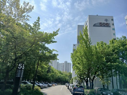 117%의 용적률로 14개 단지 중 사업성 상위 단지로 손꼽히는 목동신시가지 아파트 5단지의 모습. 김희량 기자