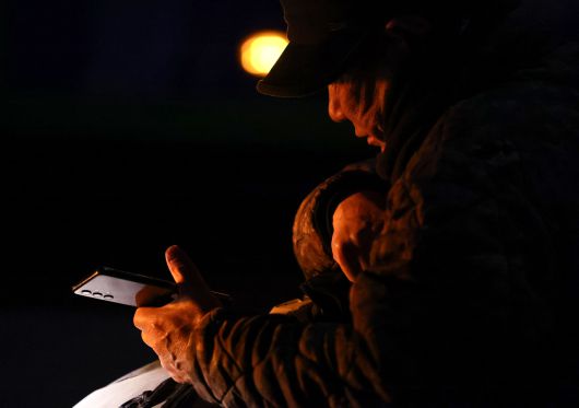 새벽 인력사무소가 밀집한 서울 남구로역 인근에서 한 일용직 구직자가 휴대전화를 보며 일감을 기다리고 있다. [연합]