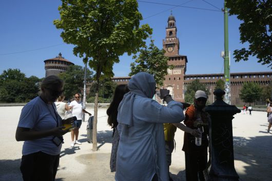 6월 이른 더위가 찾아온 이탈리아 밀라노의 한 거리.[AP]