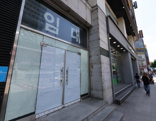22일 서울 시내 한 건물에 임대 안내문이 붙어있다. [연합]
