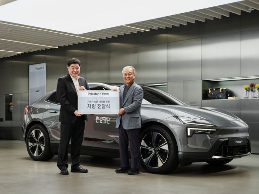 폴스타코리아 이경재 CFO(왼쪽), 환경재단 최열 이사장이 기념 촬영을 하고 있다. [폴스타 제공]