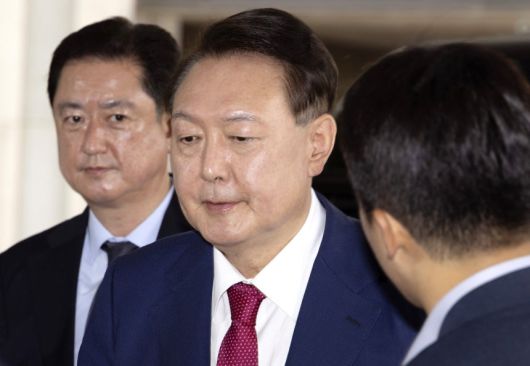 윤석열 전 대통령이 5일 내란 특검의 2차 조사를 받기 위해 조은석 특별검사팀 사무실이 있는 서울 서초구 서울고검에 출석하고 있다. [연합]